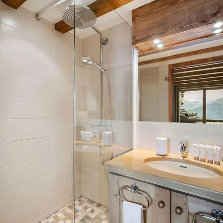 Familial Contemporain A 1850 Avec Piscine, Sauna Et Terrasse - Fr-1-564-162